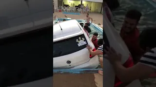 Repórter beleza ao vivo carro não suporta o calor e pula dentro da piscina