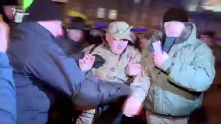 В Киеве на Майдане Независимости случилась потасовка между активистами и силовиками