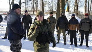 Wie Freiwillige aus den USA Kämpfer in der Ukraine unterstützen