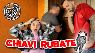 SIAMO RIMASTI CHIUSI FUORI CASA, QUALCUNO HA RUBATO LE CHIAVI DI CASA A MAMMAGIULIA E FIGLIACHIARA!