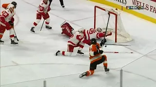 Red Wings' Howard survives insane scramble from Flyers