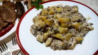 КАРТОШКА ТУШЕНАЯ С ГРИБАМИ В СМЕТАНЕ НА ГАРНИР. РЕЦЕПТ ВКУСНОГО ДОМАШНЕГО БЛЮДА НА СКОВОРОДЕ.