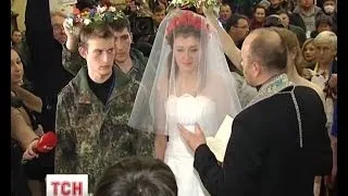 Перше революційне весілля відбулося у колонній залі київської мерії