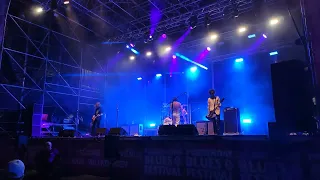 Guy from the audience sings with The Darkness Black Shuck