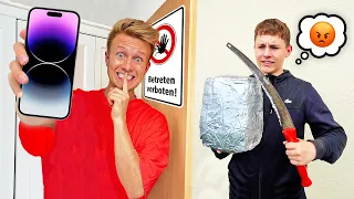 Heimlich Ash's iPhone in Panzertape verpacken! 🤯 - PRANK ESKALIERT