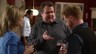 Modern Family 1x18 - Cam offends Gloria