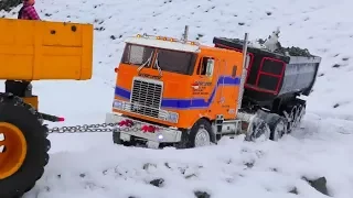 RC TIPPER AND TRAILER RESCUE! HEAVY SNOW AT THE CONSTRUCTION SITE! COOL RC VEHICLES IN ACTION