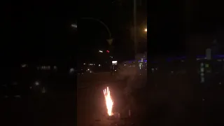 2020 Heul den Mond an Feuerwerk geborstelt...