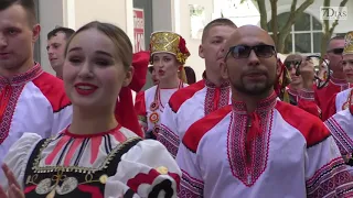 LOS GRUPOS DEL FESTIVAL FOLKLÓRICO INTERNACIONAL REALIZAN UN DESFILE POR LAS CALLES DE BADAJOZ