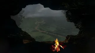 Hoguera en una cueva cerca del bosque con lluvia y niebla disfruta de la calma adiós al estrés