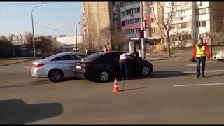 У Києві на Троєщині водійка переплутала світлофори і спровокувала ДТП