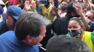 Apoiadores recebem Jair Bolsonaro em Corumbá