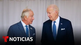 Los dos momentos curiosos de Biden con el rey | Noticias Telemundo