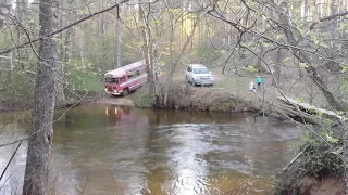 Полноприводный ПАЗ проходит брод