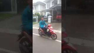 Orang sakti,bertapa diatas motor