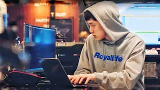 Workers boy in internet cafes hack big corporations to avenge his father's death