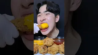 바삭한 BBQ 황금올리브 닭다리 치킨 12조각이랑 케이준감자 치즈소스 양념소스 리얼먹방