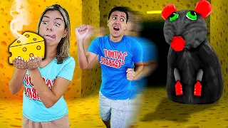 ESCAPAMOS DO RATO GIGANTE NO LABIRINTO no Roblox Cheese Escape