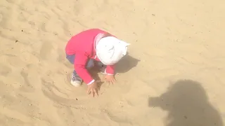 Эмилия играет в песочек // Emiliya plays in the sand