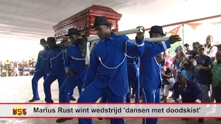 Marius Rust wint wedstrijd 'dansen met doodskist'