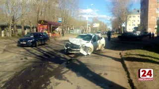 В авария результате ДТП автомобиль врезался в жилой дом