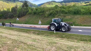 Maibaum-Transport in Neuhaus | Suha in Kärnten, auf der Straße vor dem Museum Liaunig am 29. 4. 2024