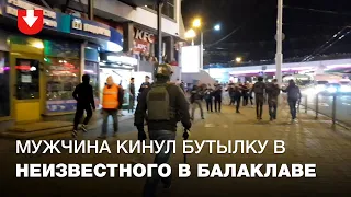 Задержание человека, который кинул бутылку в неизвестного в балаклаве на Немиге