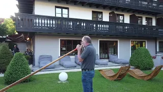 Schweizer Alphornbläser begeistert die Gäste vom Restaurant  Hirsch