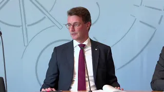 Live: Ministerpräsident Hendrik Wüst stellt sich den Fragen der Landespressekonferenz #NRW