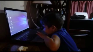 Mateo enojado con macri porque se quedo sin Internet jaja .