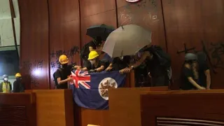 Hong Kong protesters seize parliament chamber (2) | AFP