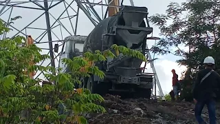 the concrete mixer car is not able to climb with the help of an excavator