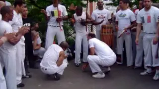 MESTRE CAMISA et ABADÁ-CAPOEIRA a la Basilique du Sacré Coeur de Montmartre.