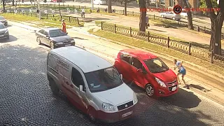 В центре Днепра водителя Chevrolet ударили домкратом по голове: видео момента