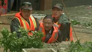 Heavy Rain Hit central China County, Trapping Residents