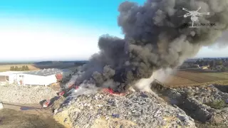 Pożar składowiska śmieci w Dąbrówce Wielkopolskiej - film z drona