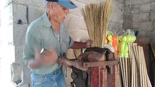 DON LEONEL GARZA 60 AÑOS HACIENDO LA TRADICIONAL ESCOBA DE ESPIGA.CADEREYTA NL...