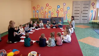 Clap Clap Song -Zabawa muzyczna dla dzieci z kartką papieru. Centrum Edukacji Anna Machmar