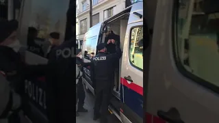 Festnahme von Demonstrant wegen Verwaltungsübertretung Mariahilfer Straße in Wien Polizeieinsatz