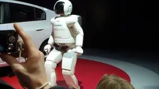 ASIMO introduces the Honda Insight at the Geneva Auto Show! (2/5)