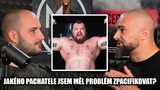 Policista a MMA zápasník - přesto měl problém zadržet pachatele!