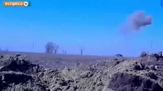 Свежие новости Украины  Донбасс  Прямое попадание в танк Ополченцев
