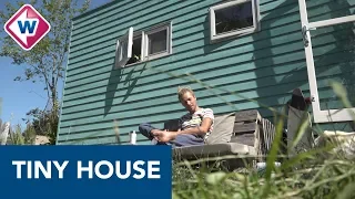 Barry woont in een tiny house in Den Haag - OMROEP WEST