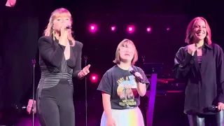 Kelly Clarkson performs Heartbeat Song in Atlantic City, NJ on 5/10/24.