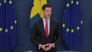 Bistånds- och utrikeshandelsminister Johan Forssell presenterar en nyhet om Sveriges stöd till Gaza