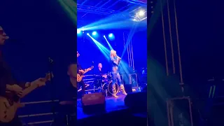 Mejk Dotknij mnie live koncert, śpiewa publiczność