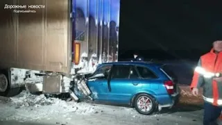 «Мазда» влетела под грузовик в страшной аварии под Новосибирском.