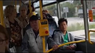 Wesoły kierowca warszawskiego autobusu