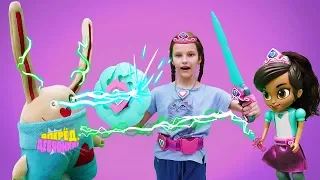 Видео для девочек: БОЛЬШАЯ Кукла Нелла защищает дворец Принцессы от злого кролика. Распаковка куклы