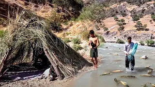 Part 2 of the life of a nomadic family by the wild river and selling fish in Iran